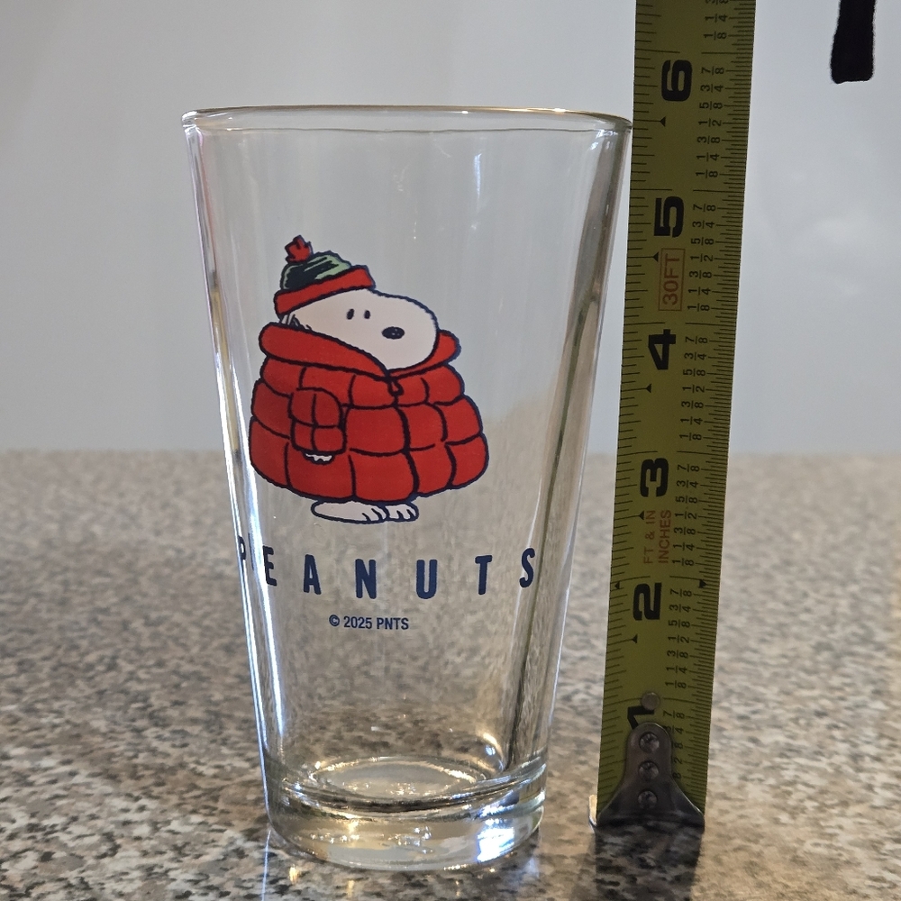 Peanuts: Snoopy Glass with Red Jacket Design - Picture 5 of 6
